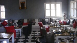 Breakfast, lunch, dinner served; pool views 