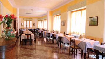 Lunch, dinner and brunch served