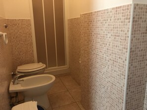Dusche, Regendusche, kostenlose Toilettenartikel, Haartrockner