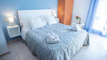 Economy-Vierbettzimmer, eigenes Bad | Daunenbettdecken, Zustellbetten, kostenloses WLAN, BettwÀsche