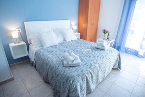 Economy-Vierbettzimmer, eigenes Bad | Daunenbettdecken, Zustellbetten, kostenloses WLAN, Bettwäsche