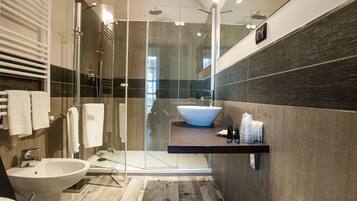 Luxury Apartment | Bathroom | Shower, rainfall showerhead, free toiletries, hair dryer