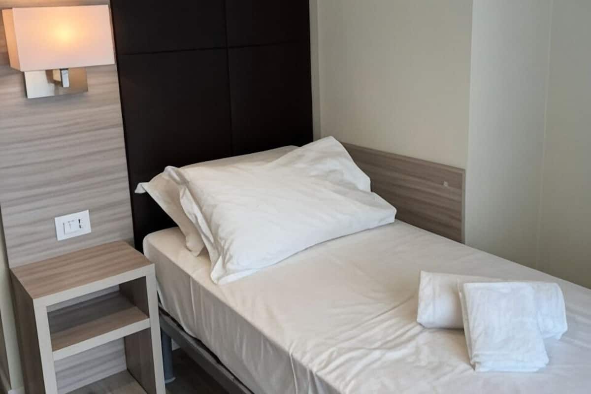 Ropa de cama de alta calidad, edredón, camas Select Comfort y minibar