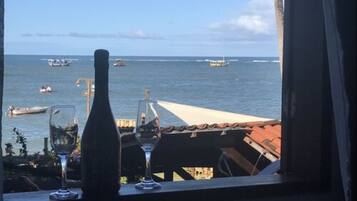 Tallelokero huoneessa, silitysrauta/-lauta, vuodevaatteet