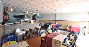 Bar junto a la piscina