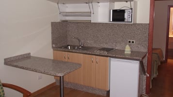 Großer Kühlschrank, Mikrowelle, Herdplatte