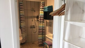A bathroom with a shower, toilet, and sink. - Bed and Breakfast Tistrup (Tistrup)