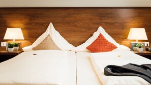 Habitación doble estándar | Caja de seguridad en la habitación, escritorio y cortinas blackout 