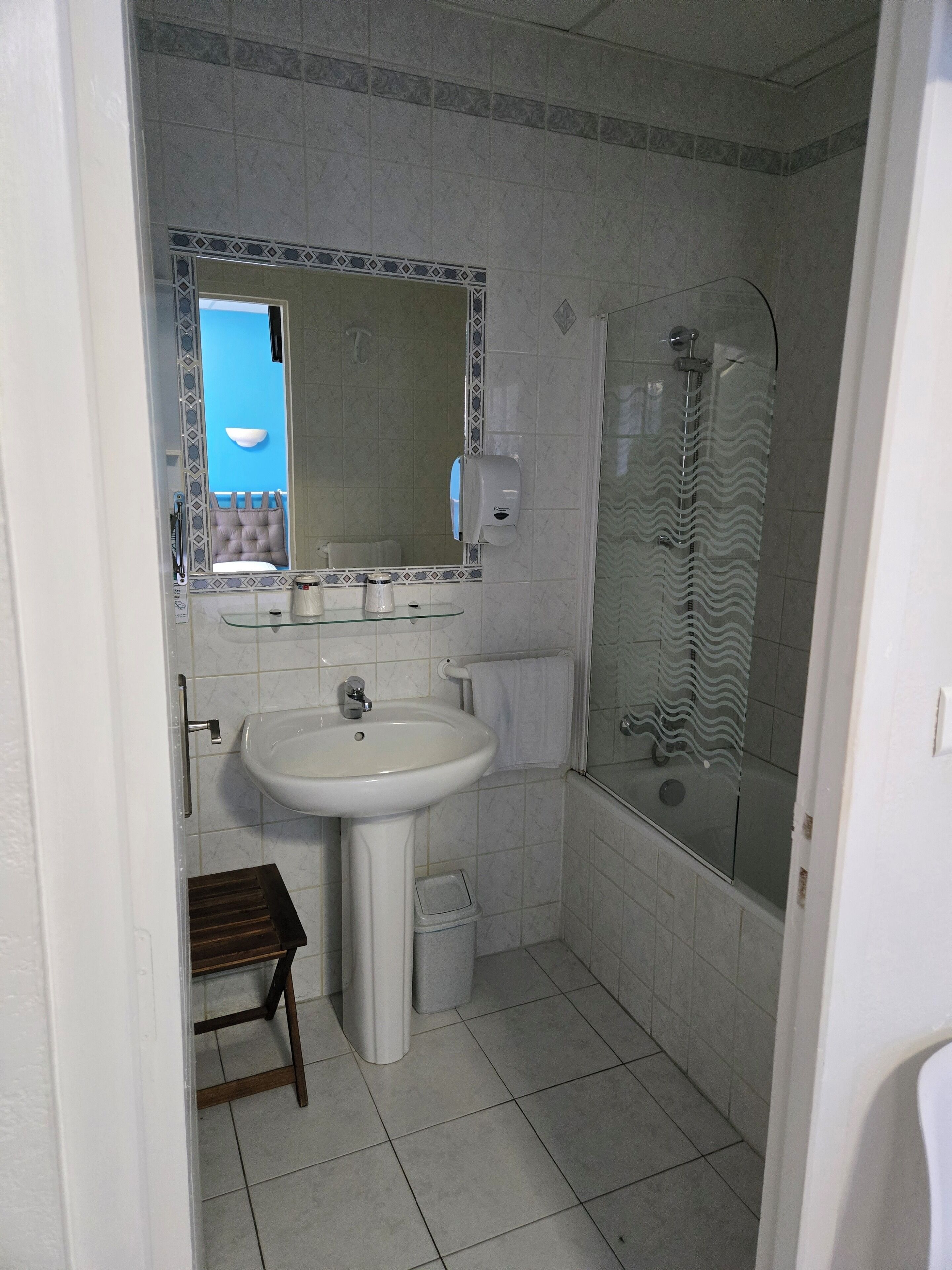 triple room | bathroom shower