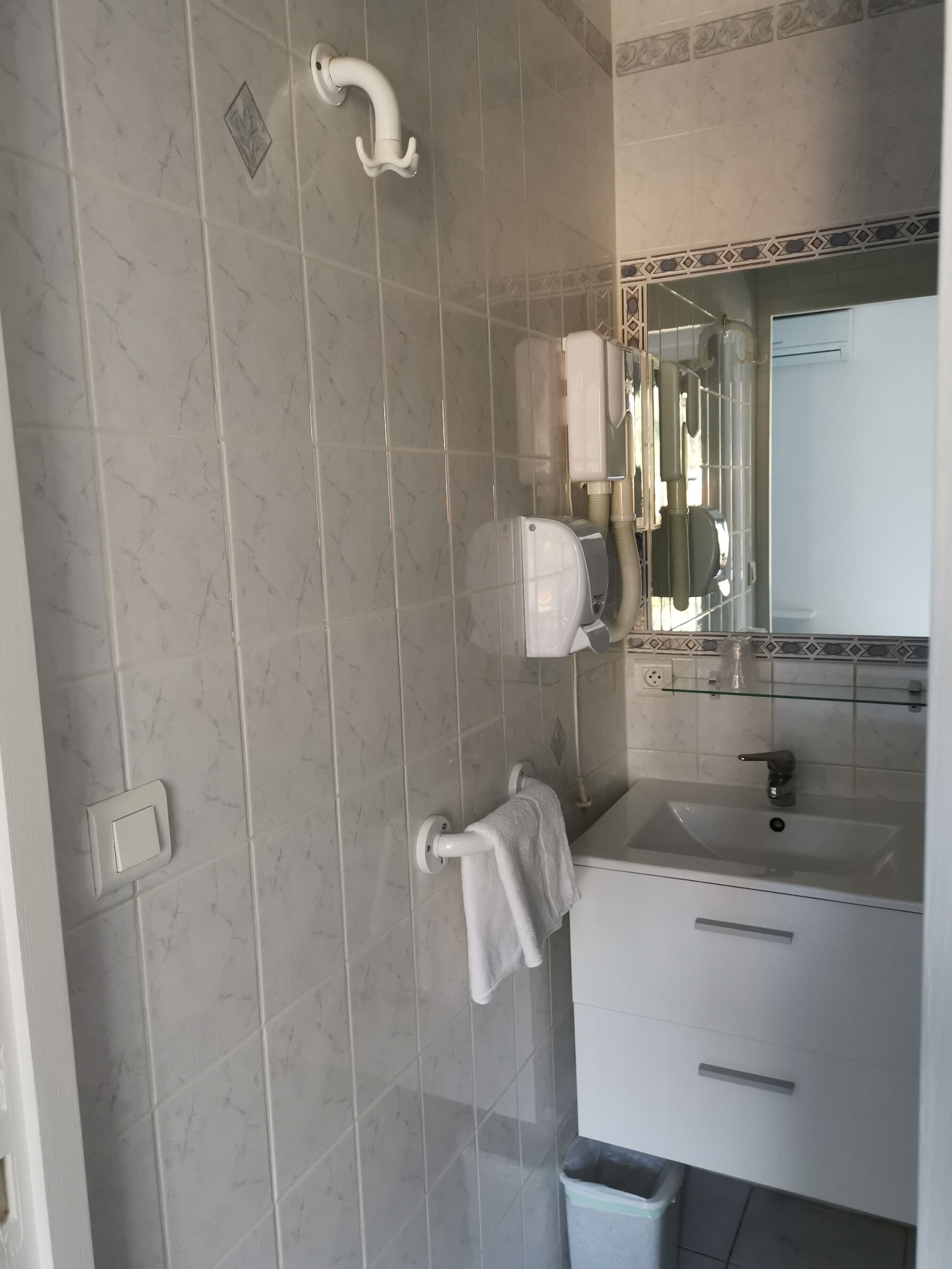 double room | bathroom sink