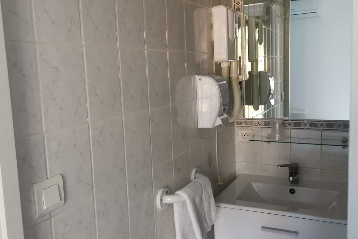 double room | bathroom sink