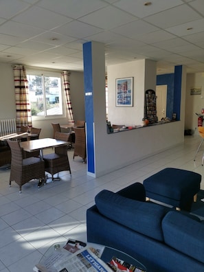 Daily continental breakfast for a fee - Le Carry Hôtel (Carry-le-Rouet)
