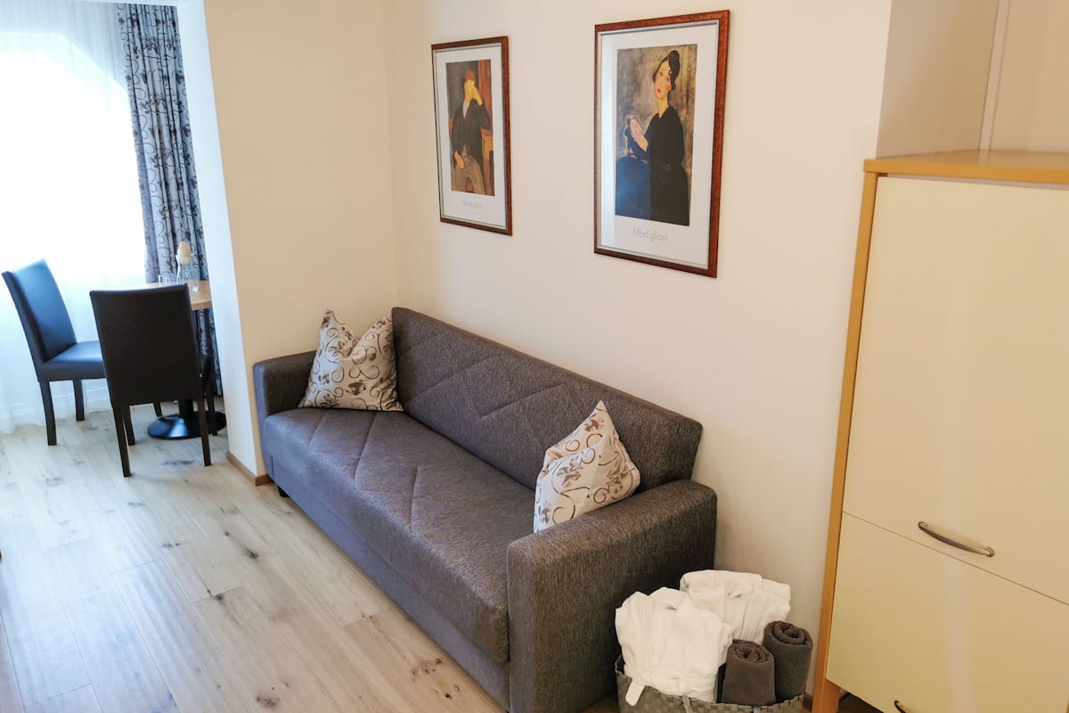 Comfort Suite, 1 Queen Bed, Non Smoking, Mountain View | Living area | 20-inch flat-screen TV with cable channels