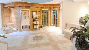 Un hall d’entrée spacieux, doté d’un décor intérieur en bois, d’un espace salon central et d’un élément décoratif au plafond.