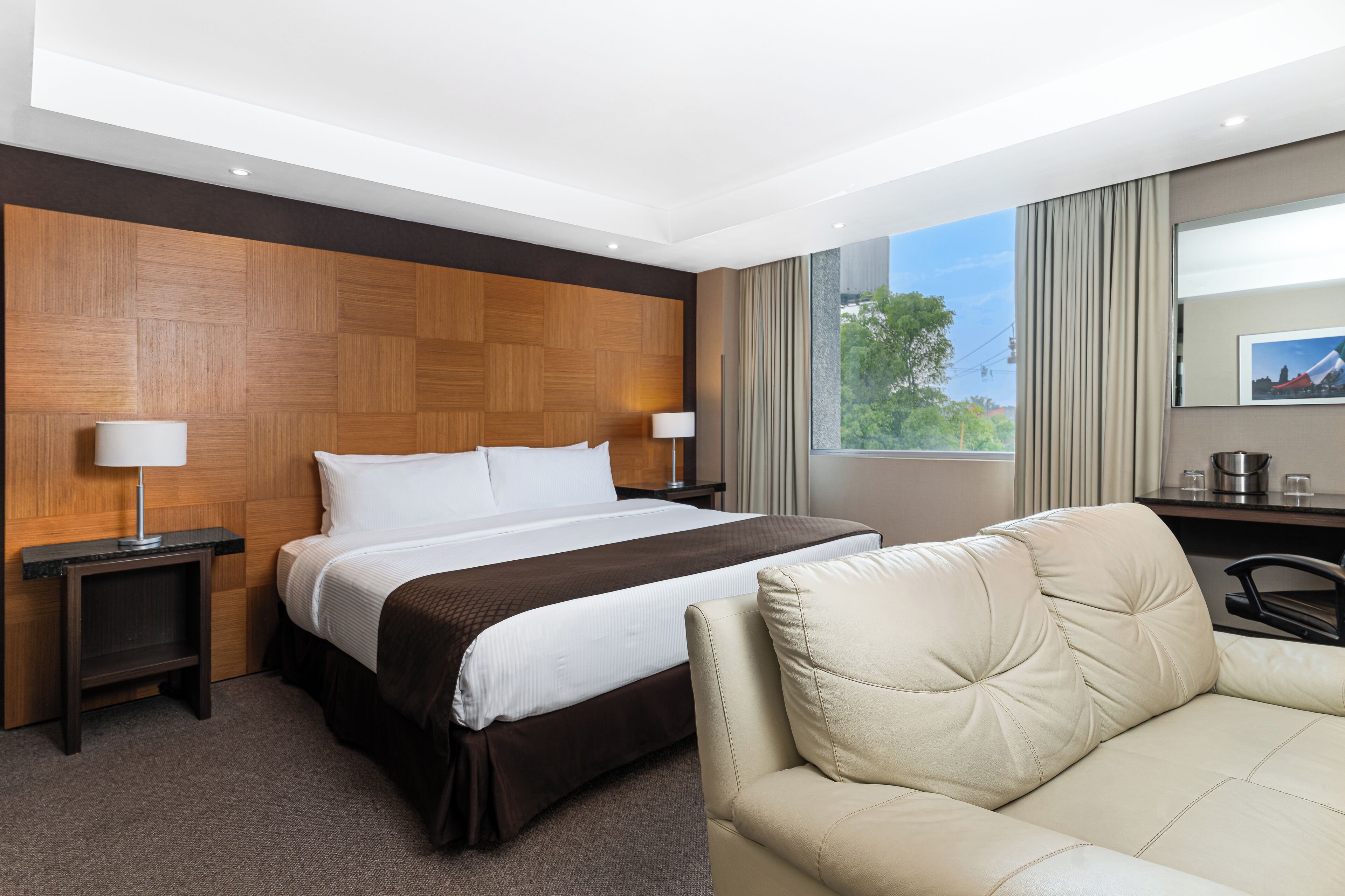 Habitación junior | Ropa de cama hipoalergénica y caja de seguridad en la habitación 