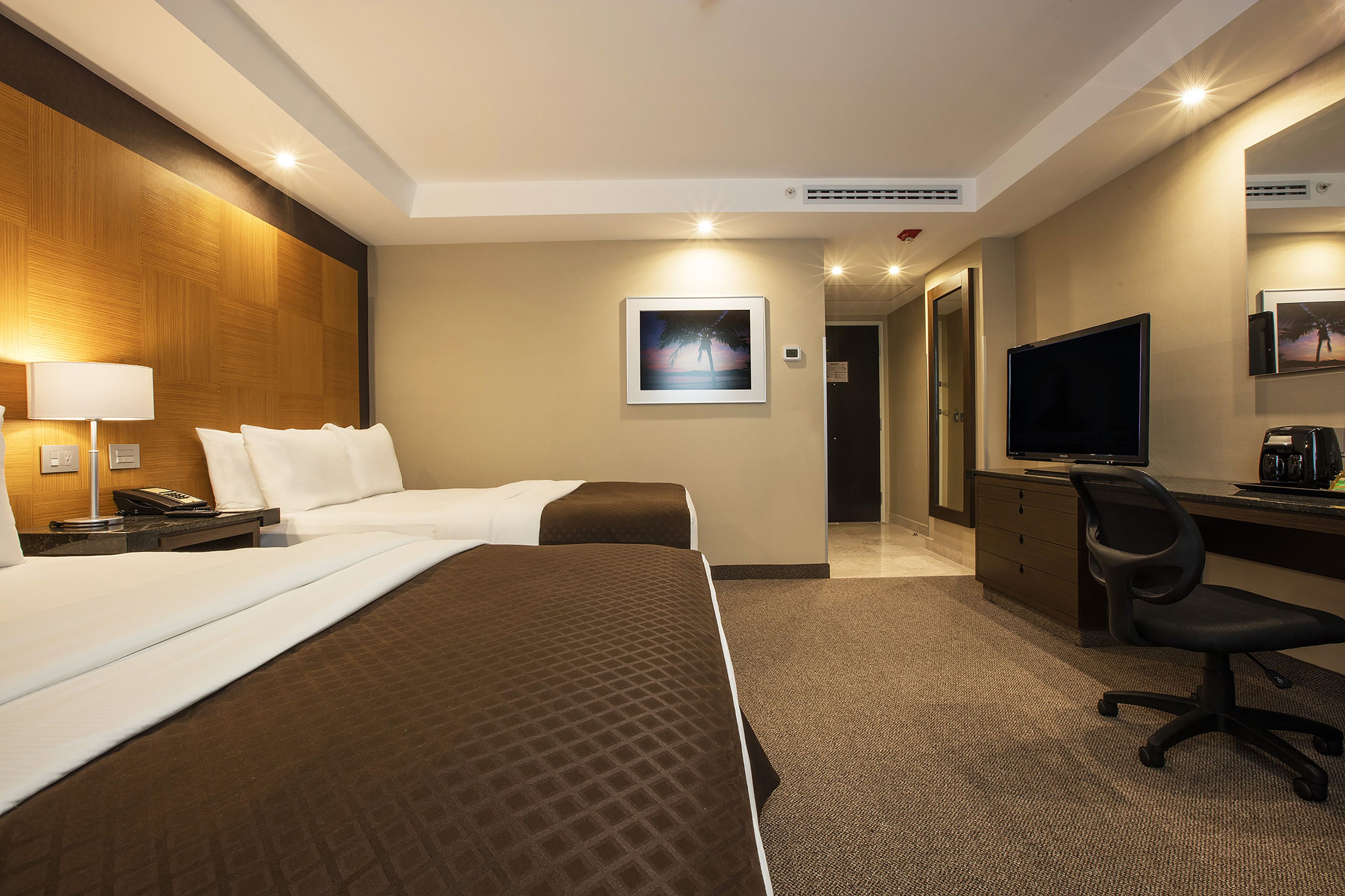 Deluxe Double Room | Hypo-allergenic bedding, in-room safe, desk, laptop workspace