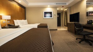 A hotel room with two beds, a desk, a chair, a television, and a framed picture on the wall. - Krystal Urban Aeropuerto Cd de Mexico (Mexico City)