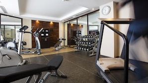 A gym with exercise equipment, a bench, and a treadmill. - Krystal Urban Aeropuerto Cd de Mexico (Mexico City)