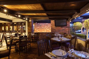 朝食 (コンチネンタル ブレックファスト)、毎日提供 (1 名様 200 MXN)