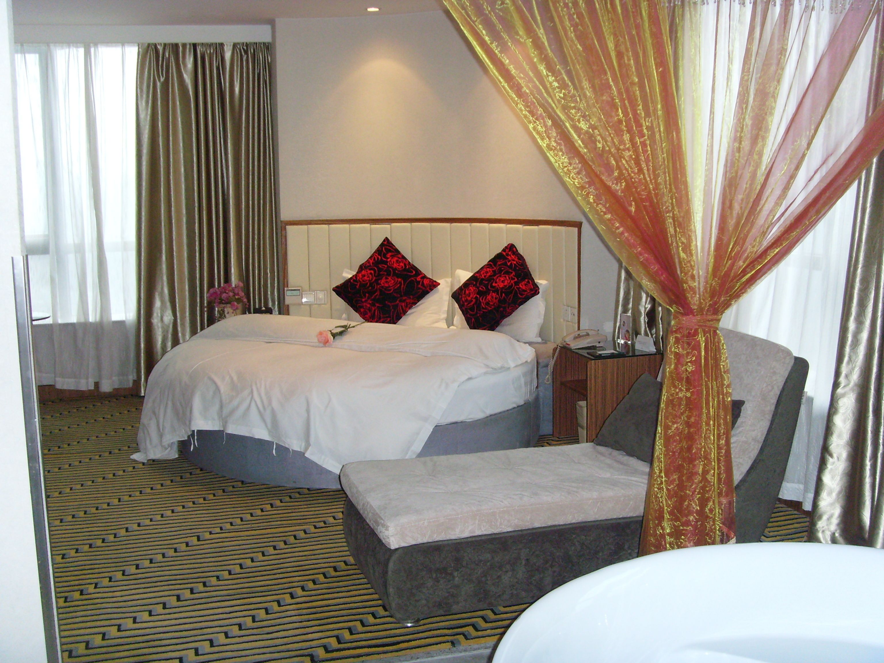 ห้องสวีท | ตู้นิรภัยในห้องพัก, อินเทอร์เน็ตแบบใช้สาย (ฟรี), นาฬิกาปลุก