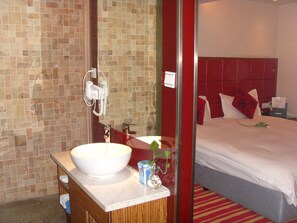 Quarto Deluxe, 1 cama King | Cofres nos quartos, acesso grátis à internet com fio, despertadores