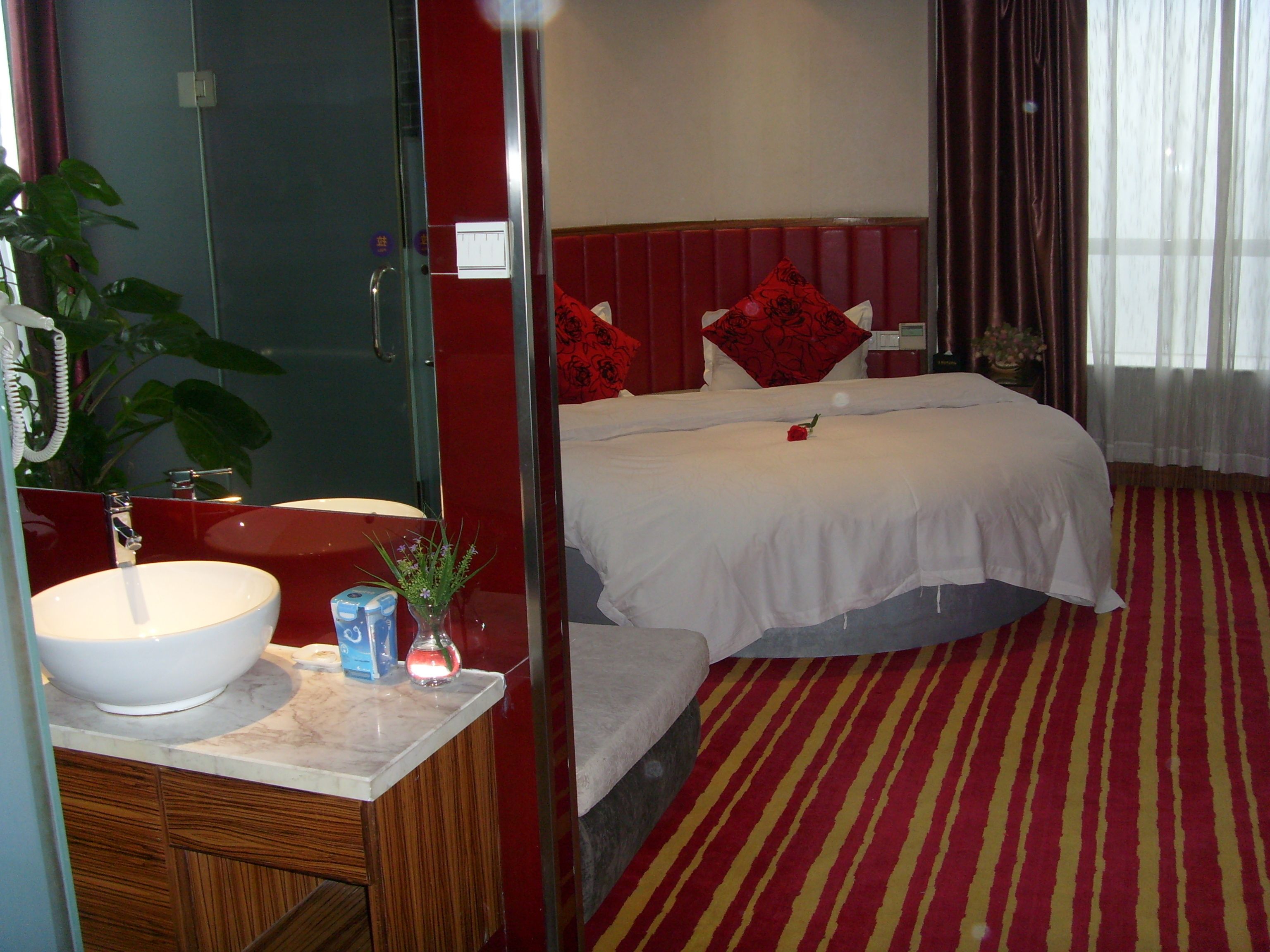 ห้องโรแมนติก | ตู้นิรภัยในห้องพัก, อินเทอร์เน็ตแบบใช้สาย (ฟรี), นาฬิกาปลุก