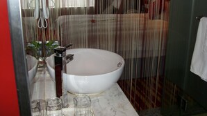 Badkamer met wastafel