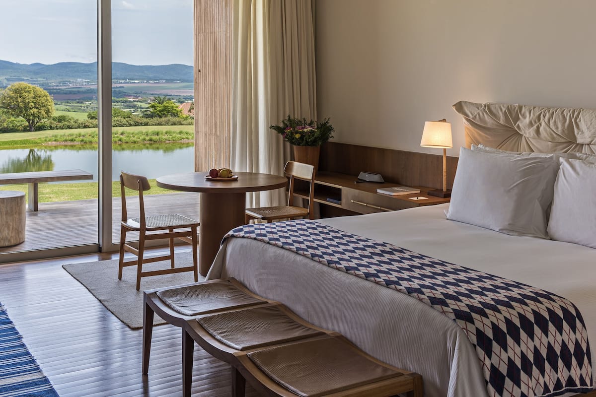 deluxe room, 1 king bed | egyptian cotton sheets, premium bedding, minibar, in-room safe