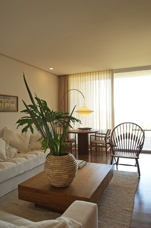 Suíte, 1 cama King | Área de estar | TV LED 40 polegadas com canais digitais, TV, DVD player