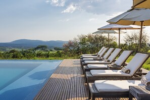 Indoor pool, outdoor pool, pool umbrellas, sun loungers - Hotel Fasano Boa Vista (Porto Feliz)