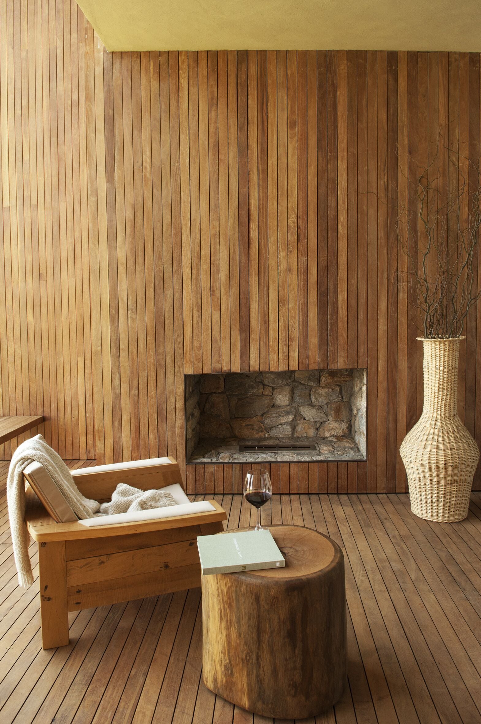 Suite, 1 cama King size | Área de sala de estar | Televisión LED de 40 pulgadas con canales digitales y televisión 