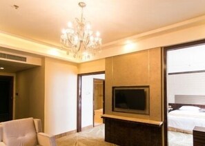 Escritorio, cortinas blackout y wifi gratis 