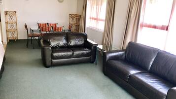 Suite, 2 slaapkamers | Badkamer | Een haardroger, handdoeken, shampoo, toiletpapier