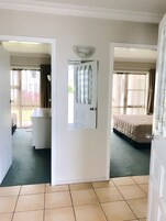 Suite, 2 habitaciones | Tabla de planchar con plancha, wifi gratis, ropa de cama