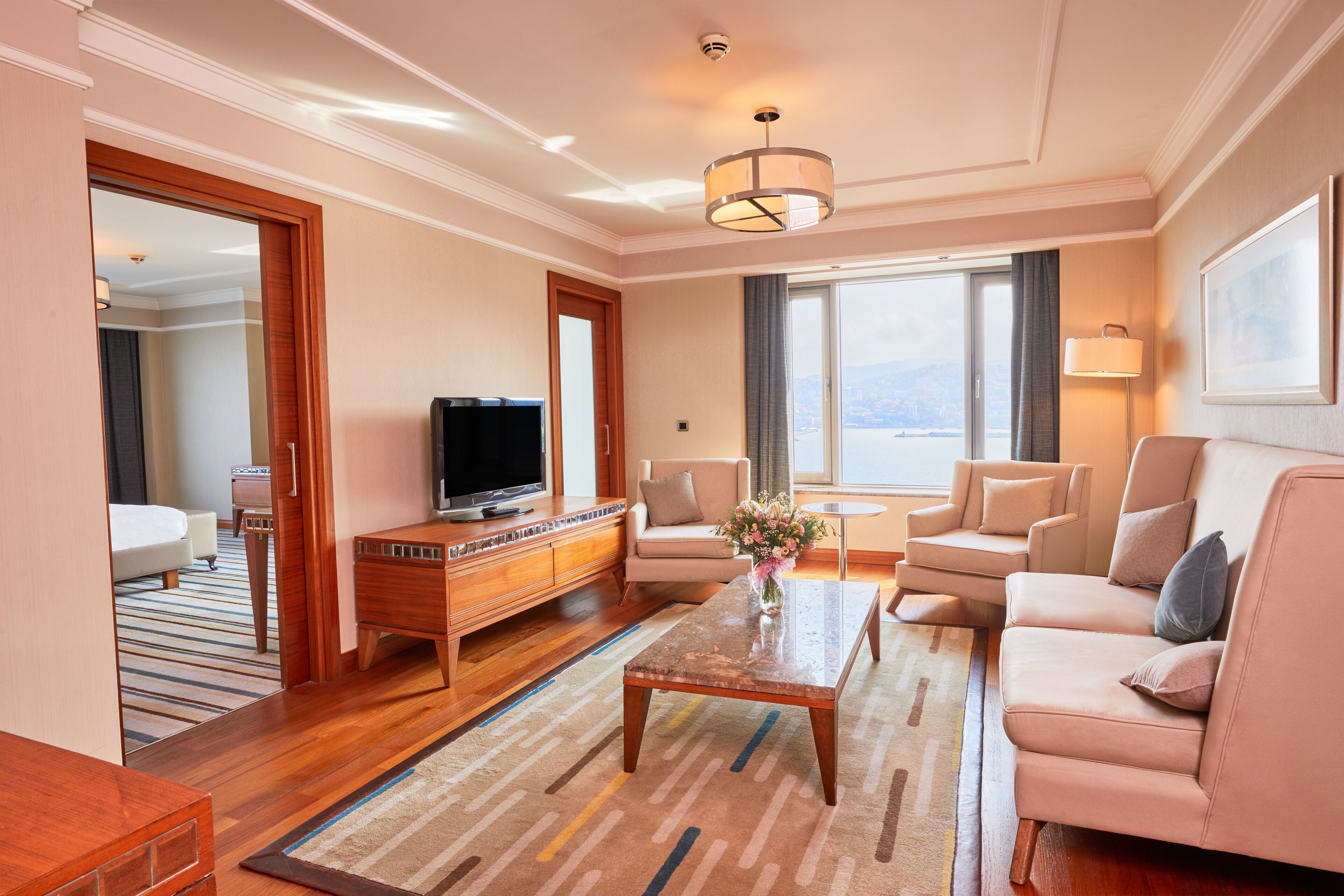 deluxe suite room  sea view | 1 bedroom, minibar, in-room safe, soundproofing