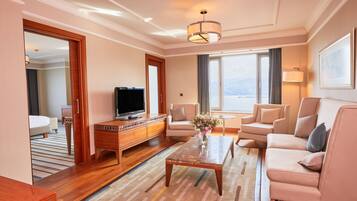 Deluxe Suite Room Sea View | Minibar, safe på rommet, lydisolert og strykejern/-brett