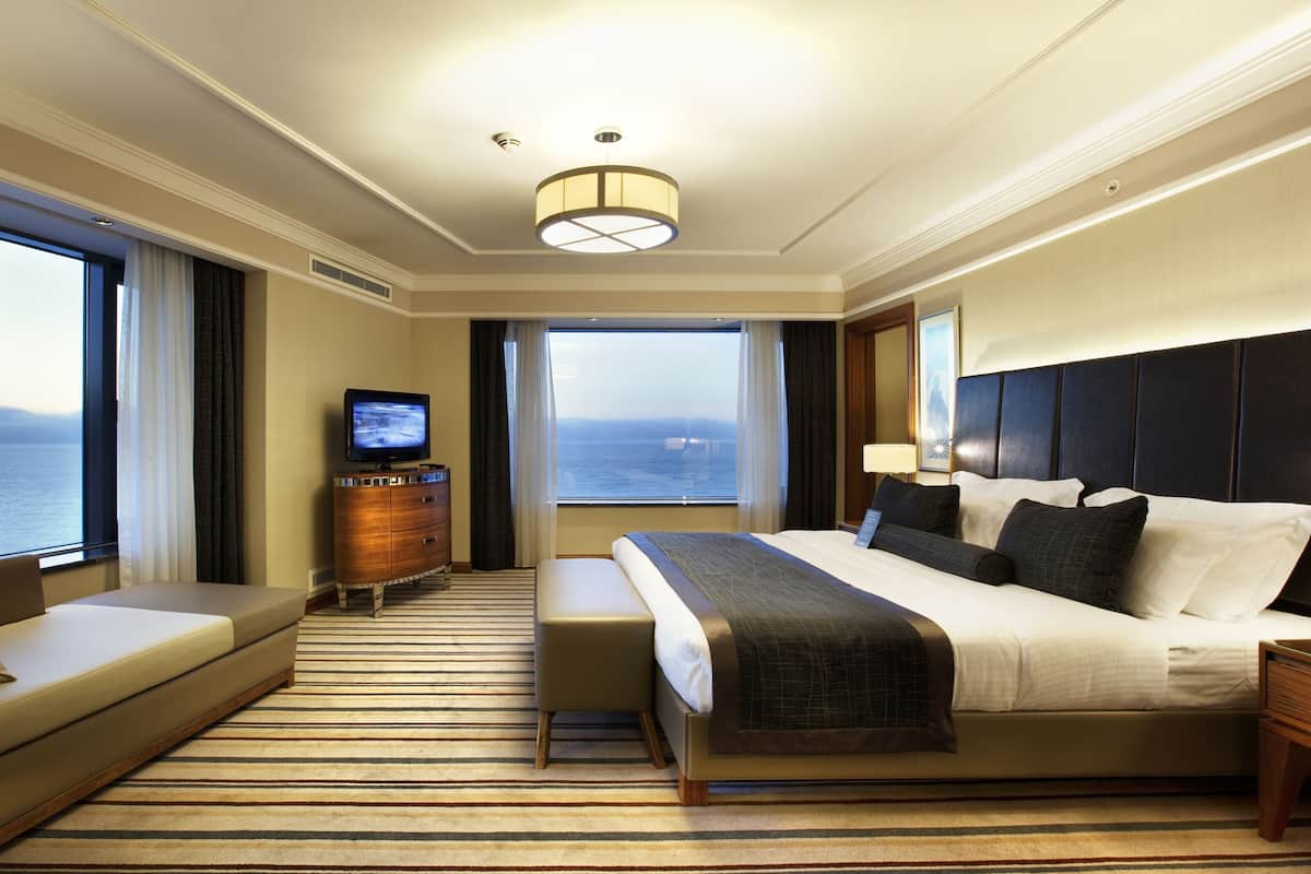deluxe suite room  sea view | 1 bedroom, minibar, in-room safe, soundproofing