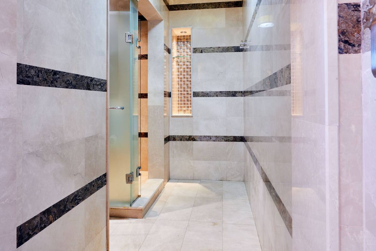 apart deluxe suite room sea view | bathroom | shower, free toiletries, hair dryer, bathrobes