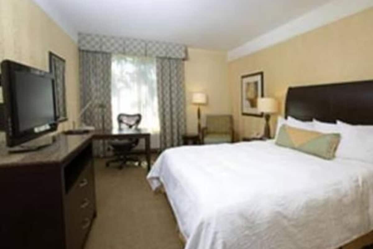 Premium bedding, in-room safe, iron/ironing board, WiFi