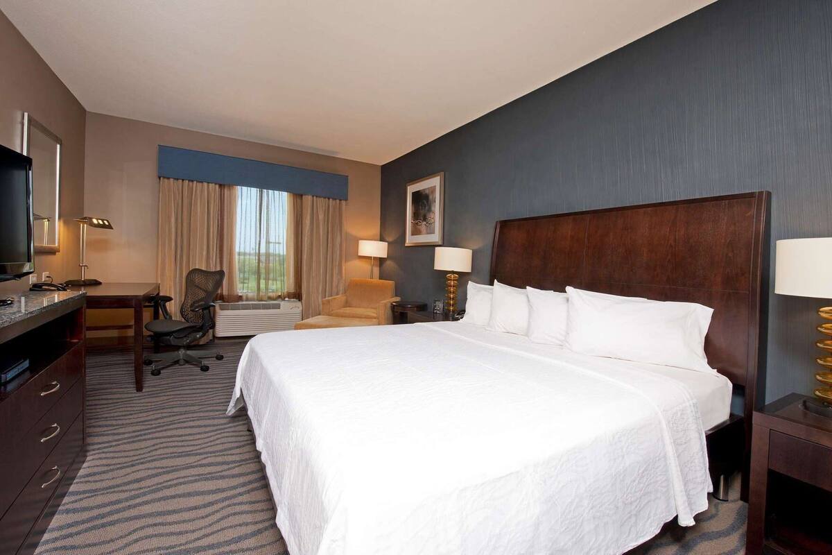 Premium bedding, in-room safe, iron/ironing board, WiFi