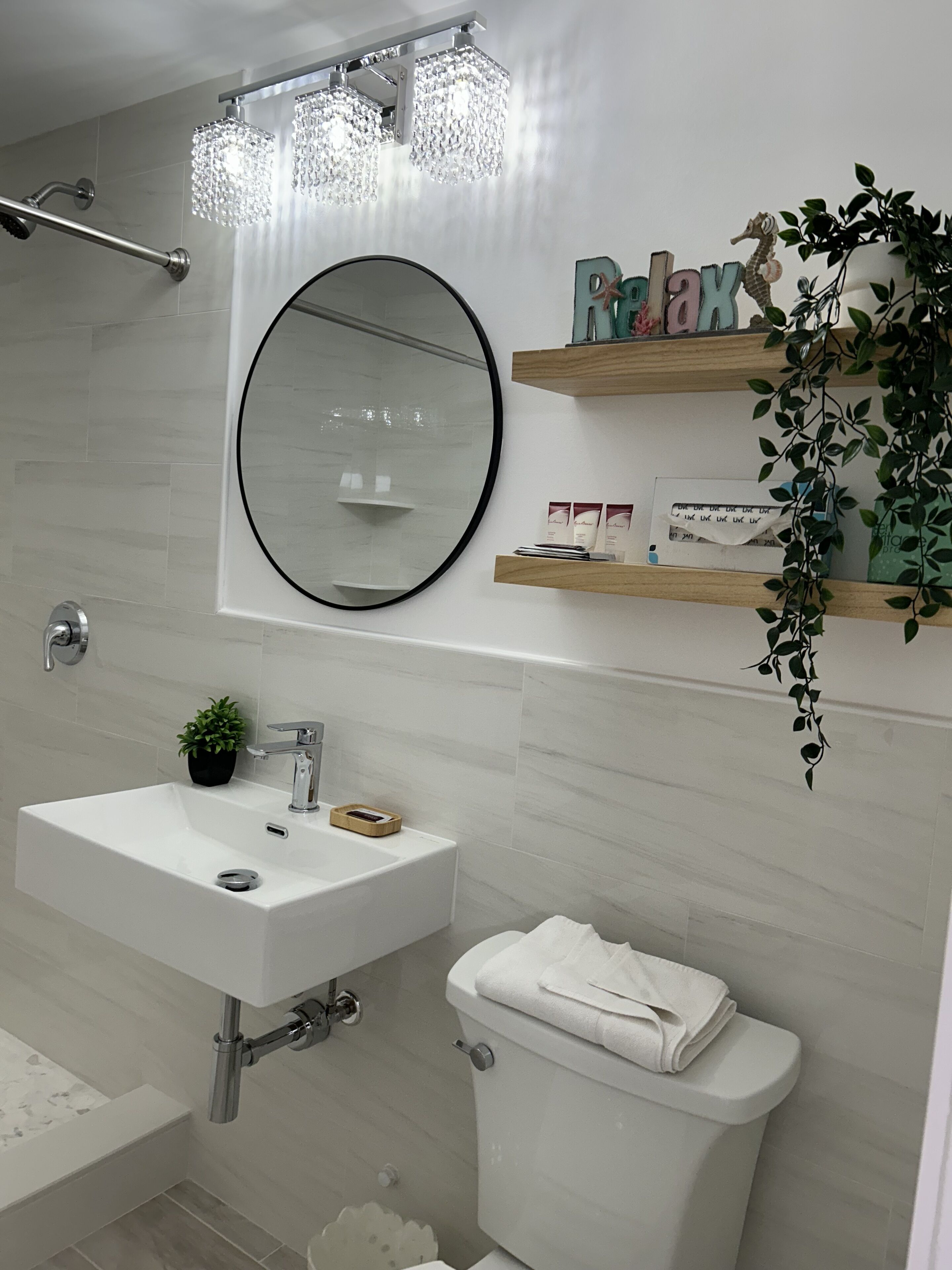 Classic Double Room | Bathroom | Combined shower/tub, free toiletries, hair dryer, towels