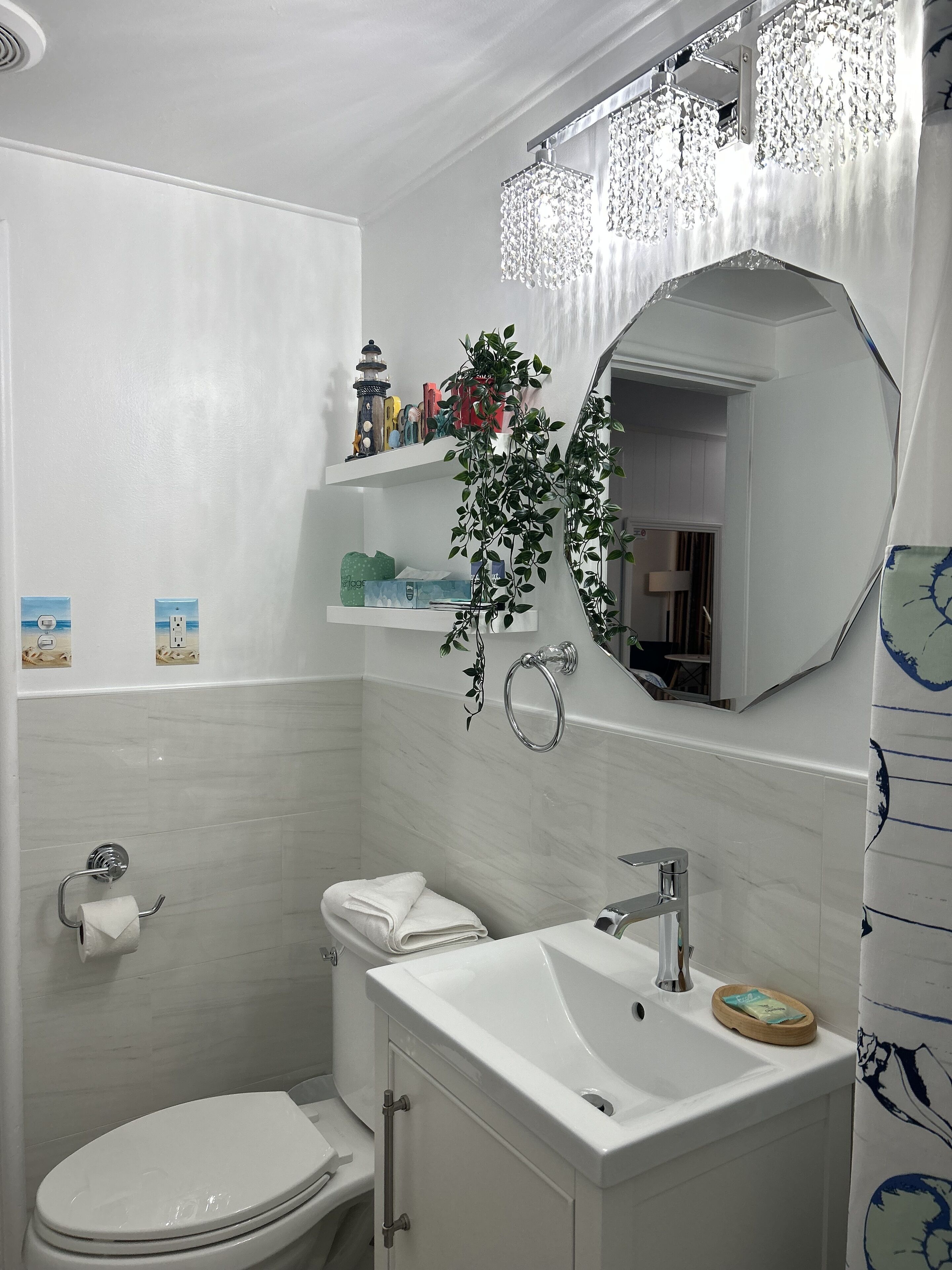 Bañera con ducha, artículos de tocador gratuitos, secador de pelo