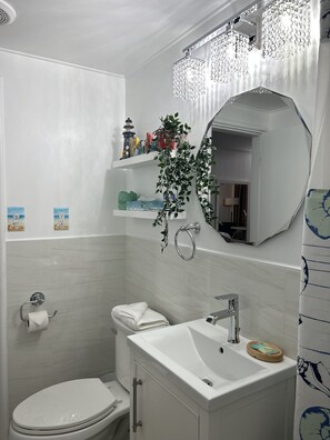 Combined shower/bathtub, free toiletries, hair dryer, towels - Mariner Motel (Falmouth)
