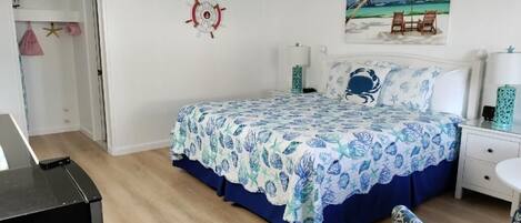 Quarto solteiro standard, 1 cama King | Roupas de cama premium, edredons de pluma, cortinas blackout