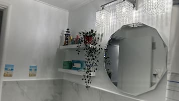 Standard Single Room, 1 Queen Bed | Bathroom | Combined shower/tub, free toiletries, hair dryer, towels