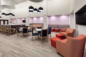 Lobby - Hampton Inn & Suites Saginaw (Saginaw)
