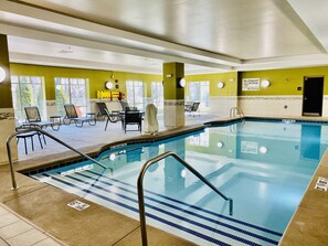 Indoor pool, sun loungers - Hampton Inn & Suites Saginaw (Saginaw)