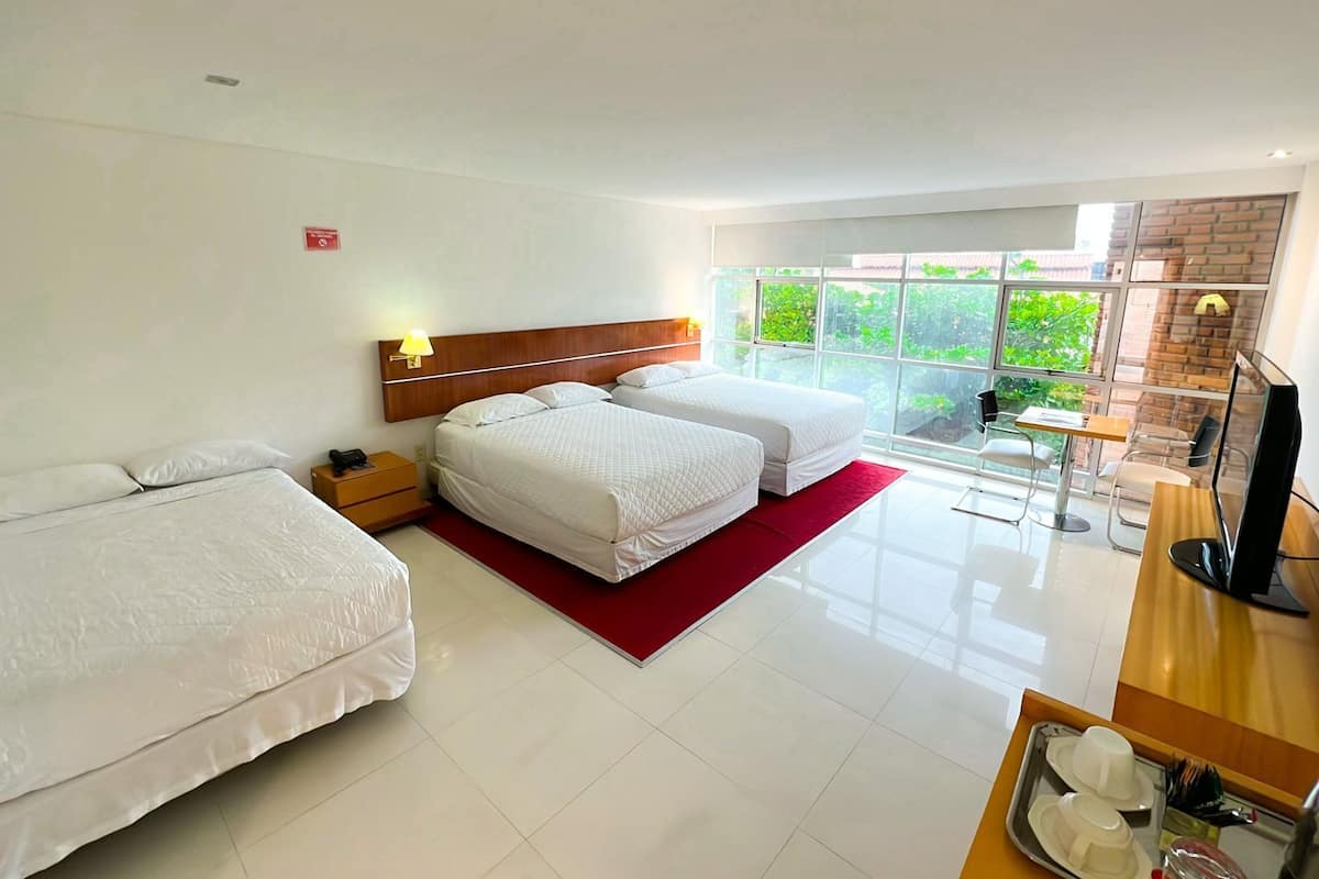 ห้องสแตนดาร์ดทริปเปิล | ผ้านวมขนเป็ด, มินิบาร์, ตู้นิรภัยในห้องพัก, โต๊ะทำงาน