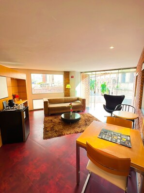 Suite | Down comforters, minibar, in-room safe, desk