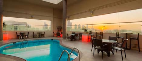 Ulkouima-allas, aurinkovarjoja, aurinkotuoleja